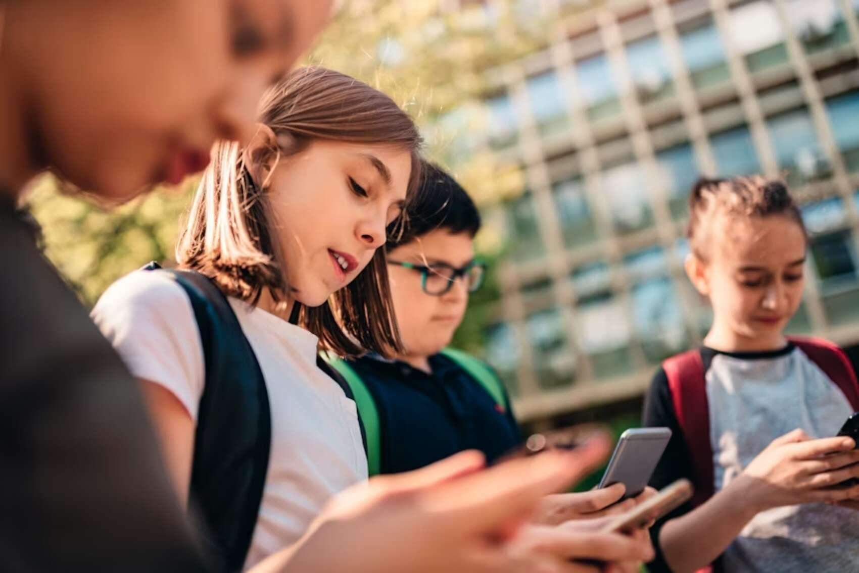 Rendimiento escolar y redes sociales Estudiantes usando el móvil en clase