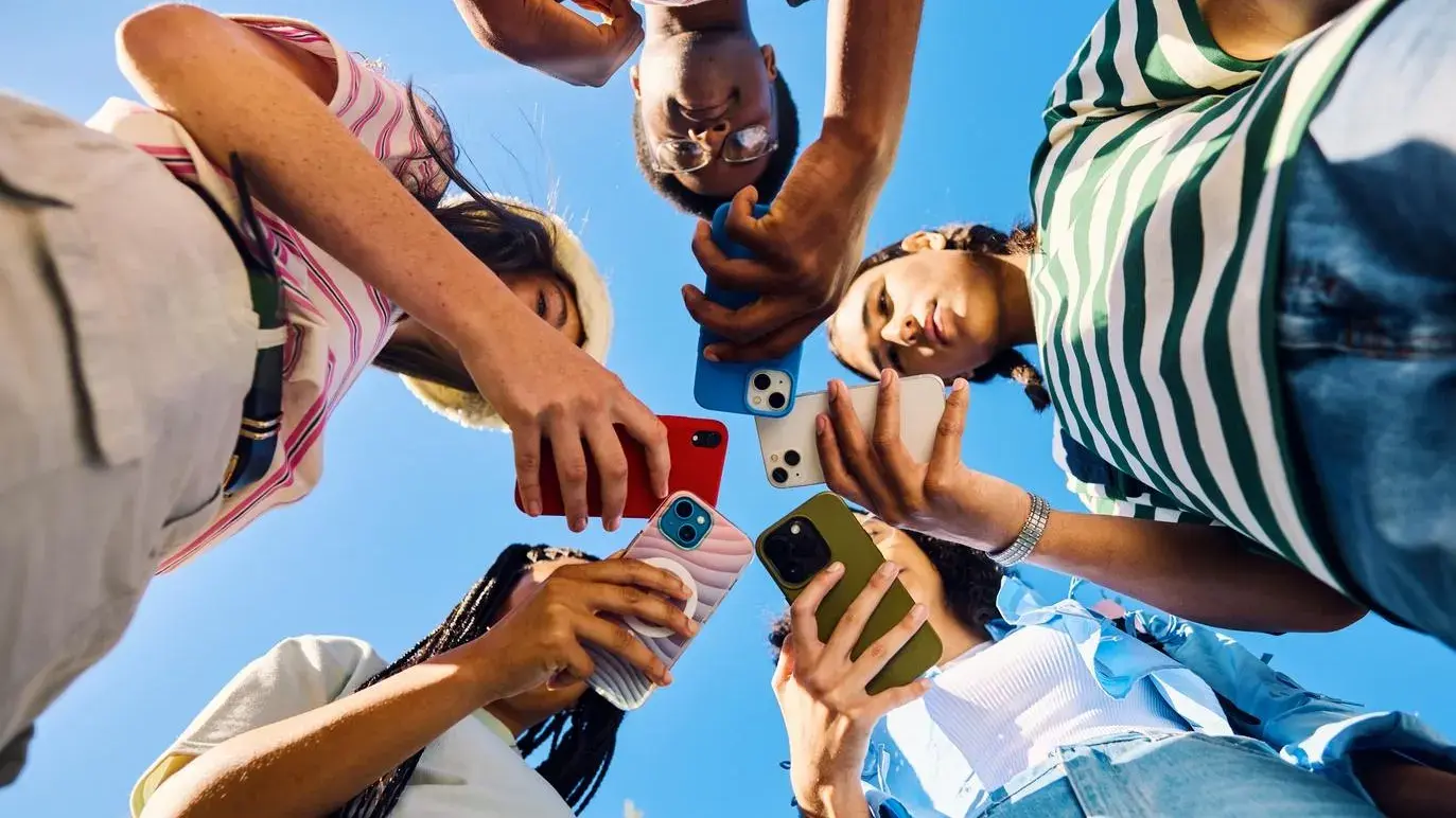 Estudio y redes sociales Joven estudiando con el móvil cerca